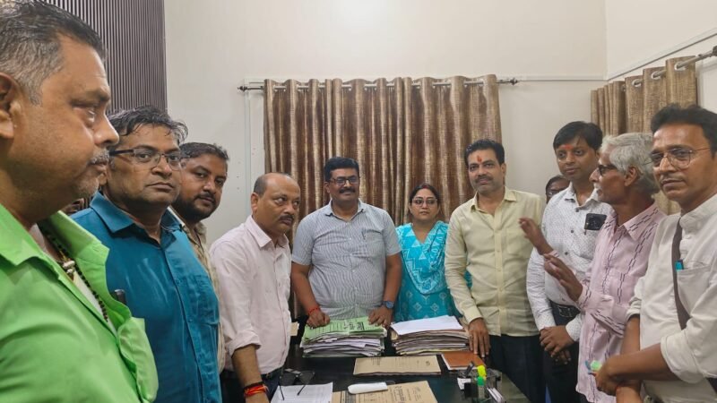 व्यापारियों का दावा- बाजार में चीनी की किल्लत नहीं, पर्याप्त स्टॉक उपलब्ध