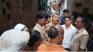 बारावफात की सजावट के दौरान करंट की चपेट में आए पिता-पुत्र की मौत, वाराणसी में मातम