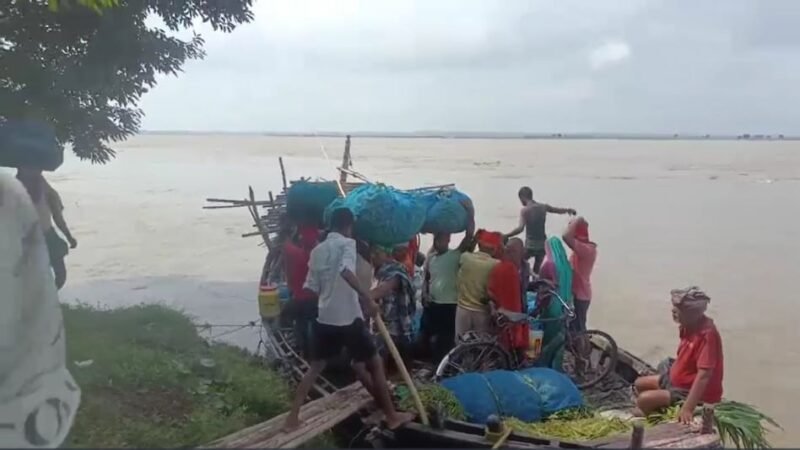 गंगा में नाव पलटी, 18 मजदूर थे सवार; छह के लापता होने की आशंका