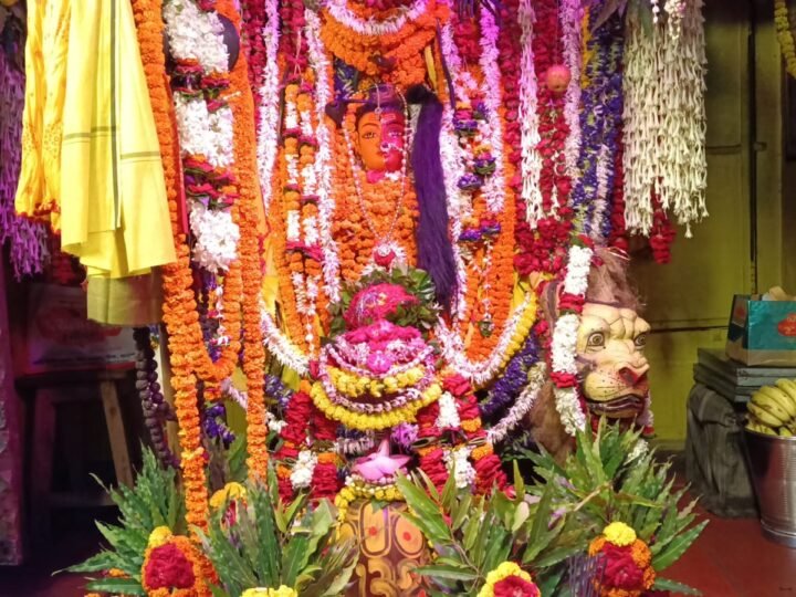 देव गुरु बृहस्पति भगवान का हरियाली एवं हिम श्रृंगार, भजन संध्या में गूंजे भक्ति गीत