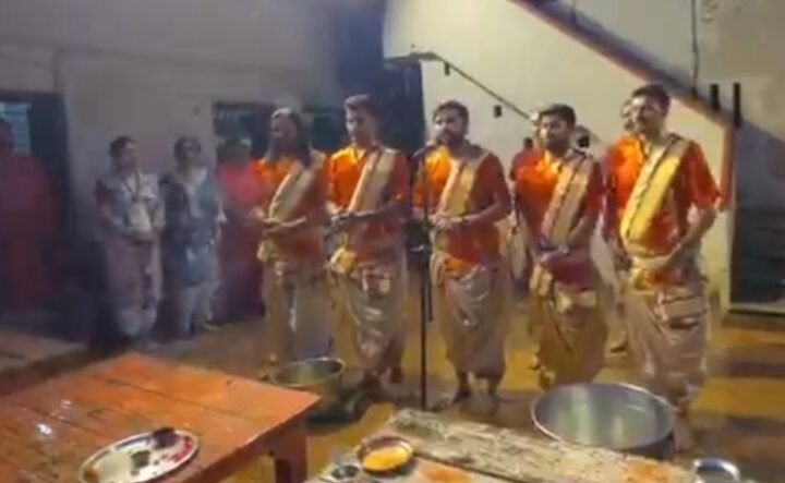 नेपाल-तिब्बत बाढ़ पीड़ितों की सलामती के लिए दशाश्वमेध घाट पर विशेष गंगा आरती