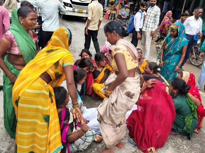 डंपर की चपेट में आने से छात्रा की मौत, आक्रोशित परिजनों ने सड़क जाम कर किया प्रदर्शन
