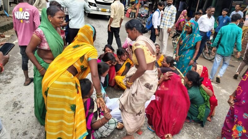 डंपर की चपेट में आने से छात्रा की मौत, आक्रोशित परिजनों ने सड़क जाम कर किया प्रदर्शन