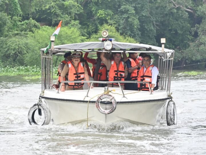 बाढ़ प्रभावित क्षेत्रों का पुलिस कमिश्नर और जिलाधिकारी ने किया निरीक्षण, राहत शिविरों की व्यवस्थाएं परखीं