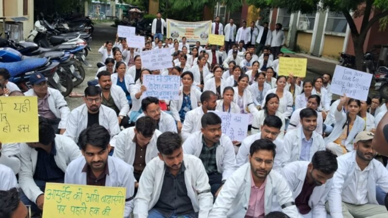 यूपी के आयुष इंटर्न डॉक्टरों का मानदेय बढ़ाने की मांग, 7 सितंबर को पैदल मार्च की चेतावनी