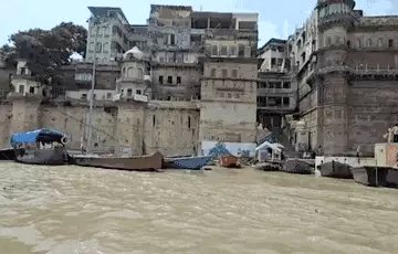 वाराणसी में बाढ़ का असर बरकरार, गंगा चेतावनी बिंदु से ऊपर