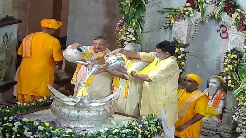 द्वापर जैसा बना जन्माष्टमी का माहौल, आधी रात गूंजा ‘नंद घर आनंद भयो, जय कन्हैया लाल की’