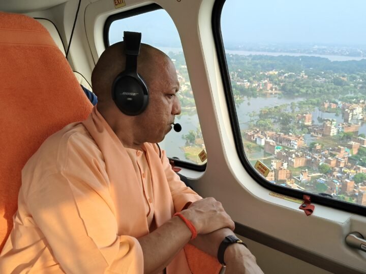 बाढ़ पीड़ितों के बीच पहुंचे मुख्यमंत्री योगी आदित्यनाथ, कहा-सरकार हर कदम पर आपके साथ