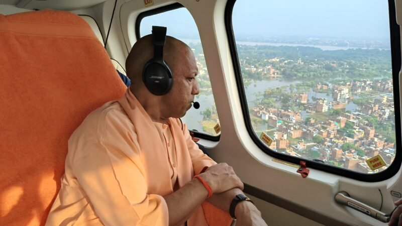 बाढ़ पीड़ितों के बीच पहुंचे मुख्यमंत्री योगी आदित्यनाथ, कहा-सरकार हर कदम पर आपके साथ