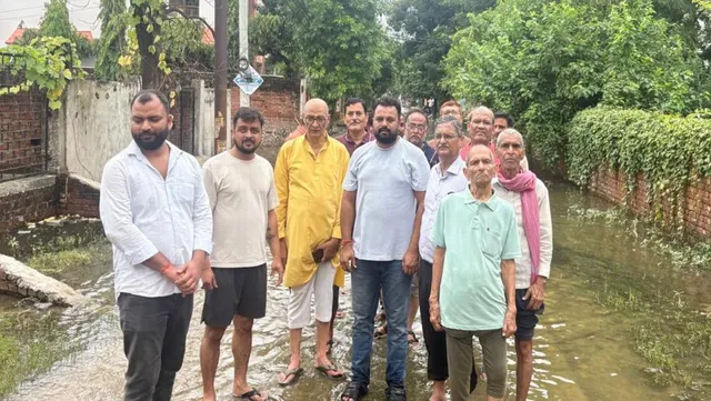 जलजमाव से परेशान कौशलपुरी कॉलोनी के लोगों का फूटा गुस्सा, चक्काजाम कर जताया विरोध