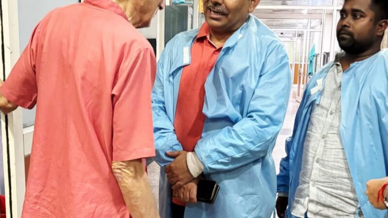 पद्मश्री डॉ. टीके लाहिरी से कथित दुर्व्यवहार पर कांग्रेस ने उठाए सवाल, बीएचयू पहुंचकर राघवेंद्र चौबे ने जाना हालचाल